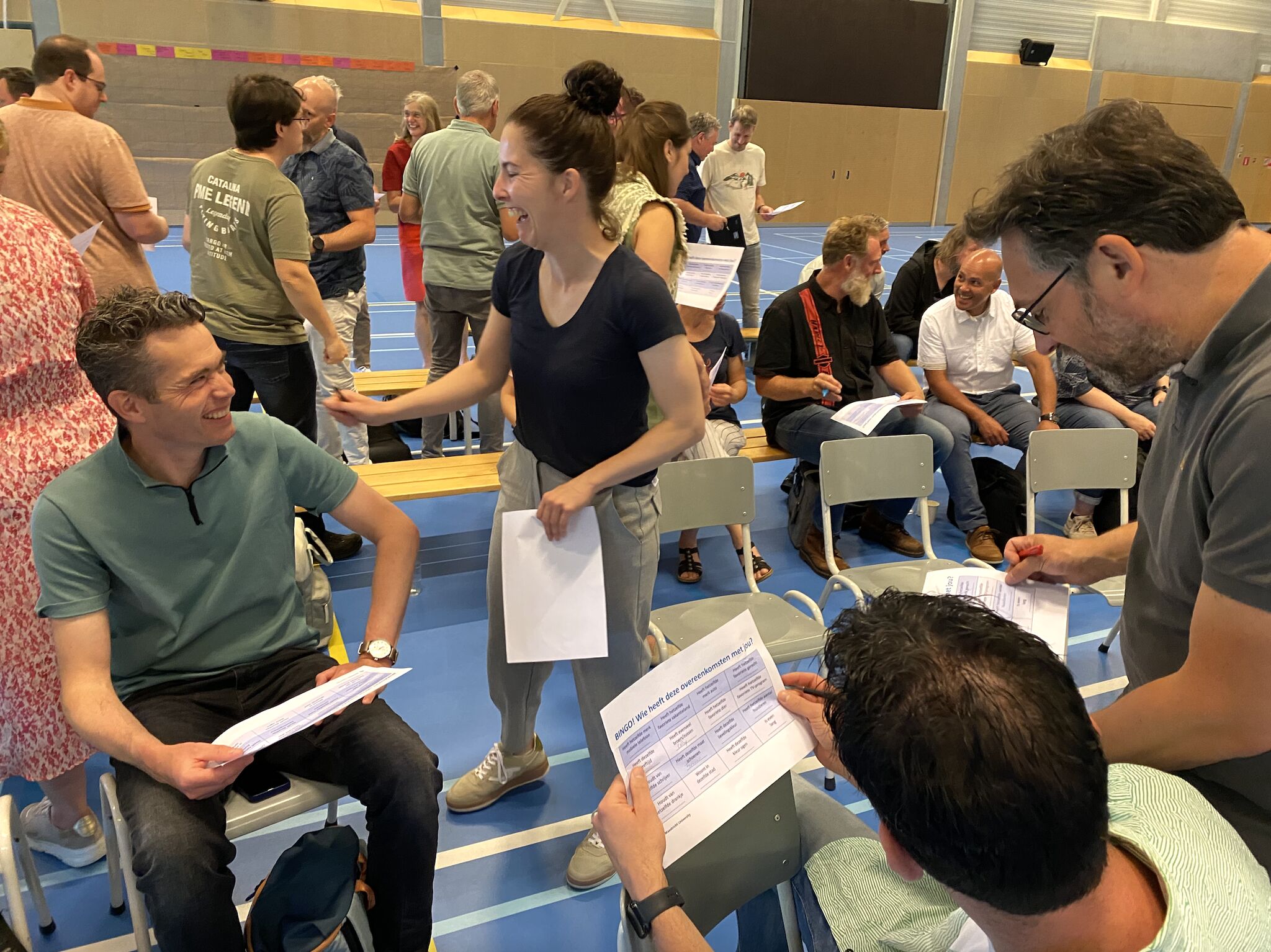 Deelnemers oefenen samen een interactieve werkvorm