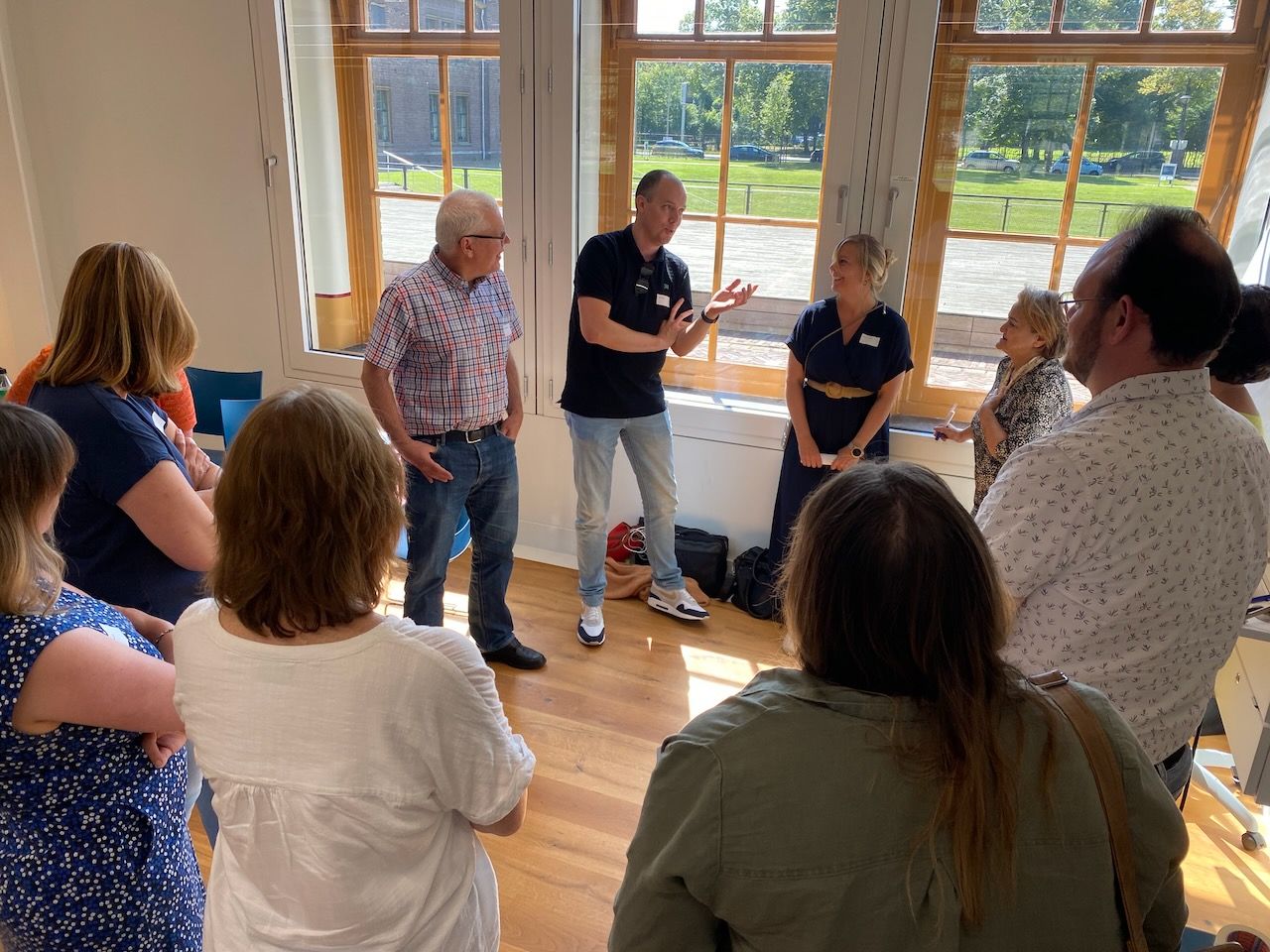 Deelnemers wisselen ideeën uit in een kring tijdens een workshop