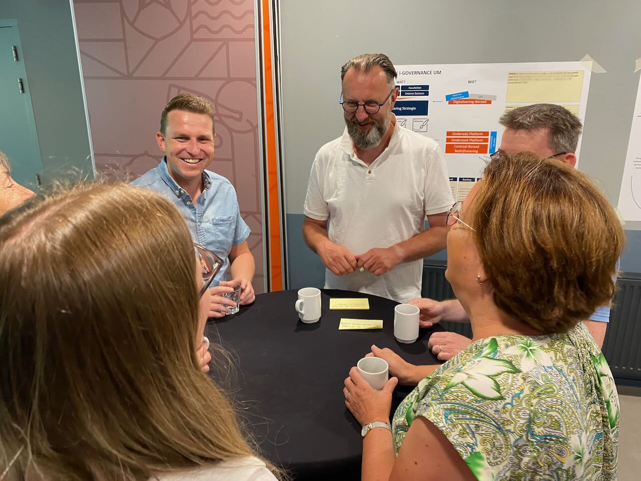 Deelnemers in gesprek tijdens een workshop
